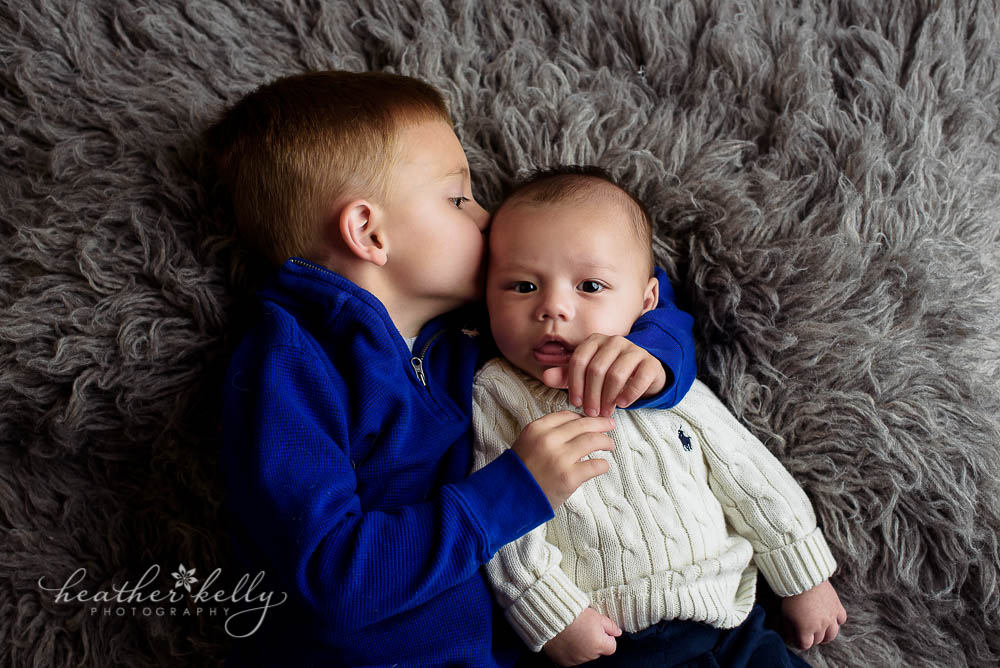 baby photography big brother kissing baby brother