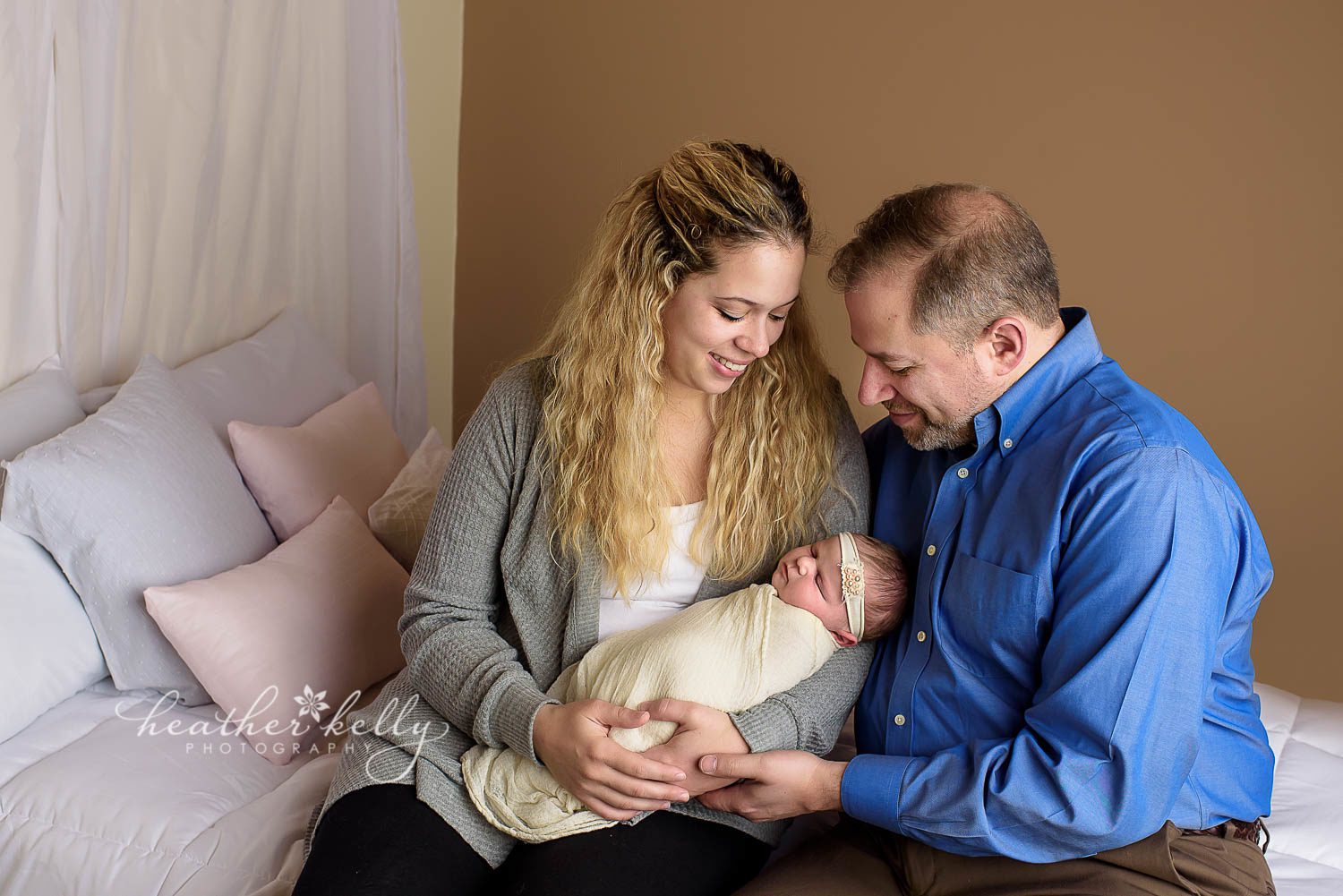 newborn photography parent pose. mom dad and newborn on bed. easton newborn photos. ct newborn photography. 